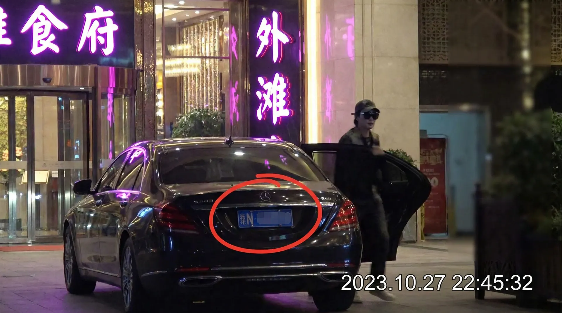 小马拉大车-热门动画推荐|高清流畅小马拉大车在线观看 - 豪车餐厅外被拍